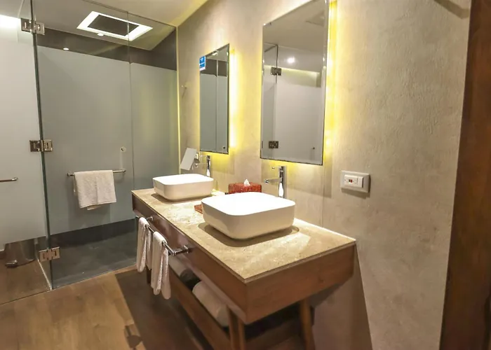 The Fives Downtown & Residences, Curio Collection By Hilton 4*