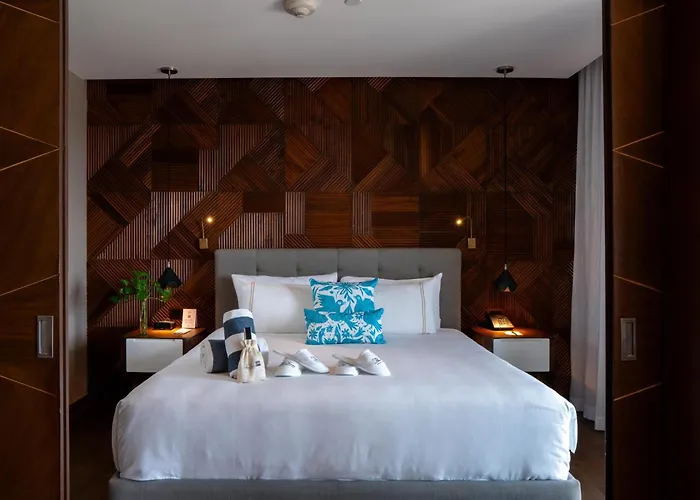 Hotel The Fives Downtown & Residences, Curio Collection By Hilton
