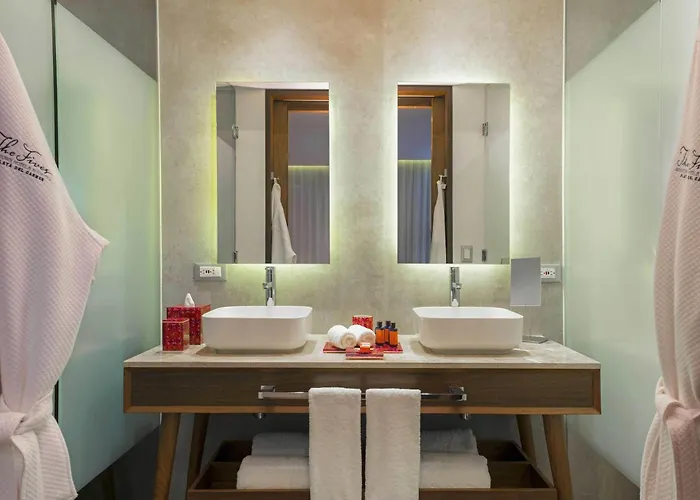 The Fives Downtown & Residences, Curio Collection By Hilton Hotel 4*
