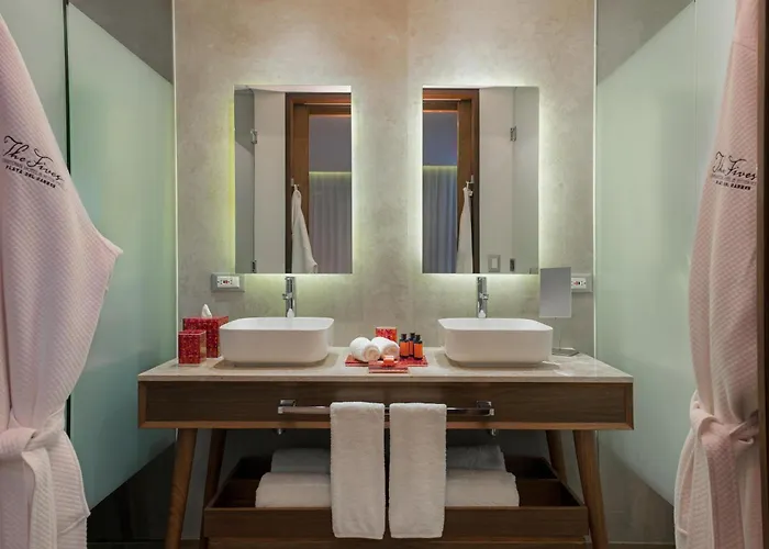 The Fives Downtown & Residences, Curio Collection By Hilton Hotel 4*